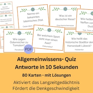 Pode incluir: Um conjunto de 80 cartas coloridas com perguntas e respostas de cultura geral. As cartas apresentam um design floral com uma flor azul e folhas verdes. O texto nas cartas está em alemão. As cartas são projetadas para ajudar as pessoas a aprender conhecimentos gerais e melhorar sua memória. O texto nas cartas diz "Allgemeinwissens-Quiz Antworte in 10 Sekunden 80 Karten - mit Lösungen Aktiviert das Langzeitgedächtnis Fördert die Denkgeschwindigkeit".