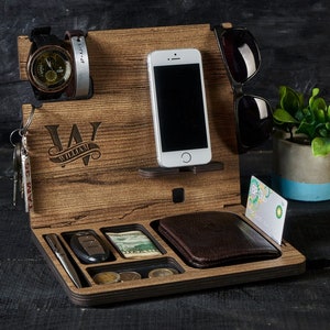 personalisierter Organizer aus Holz, personalisierter Portemonnaieständer für Herren, Dockingstation aus Holz, Telefonhalter aus Holz, personalisiertes Valentinstagsgeschenk für Männer Bild 9