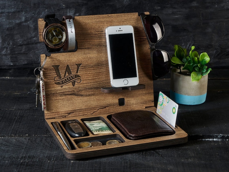 personalisierter Organizer aus Holz, personalisierter Portemonnaieständer für Herren, Dockingstation aus Holz, Telefonhalter aus Holz, personalisiertes Valentinstagsgeschenk für Männer Bild 2