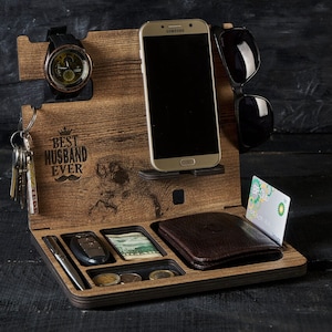 personalisierter Organizer aus Holz, personalisierter Portemonnaieständer für Herren, Dockingstation aus Holz, Telefonhalter aus Holz, personalisiertes Valentinstagsgeschenk für Männer Bild 1