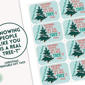 Puede incluir: Ocho etiquetas de regalo de Navidad imprimibles con un fondo azul y un árbol de Navidad verde con nieve blanca y adornos rojos. El texto en las etiquetas dice "Knowing people like you is a real tree-t" con una "t" roja en "tree-t".