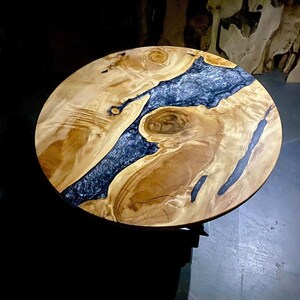 Runder Holztisch mit Harz, runder Epoxidharz-Tisch, grauer Dekor-Epoxidharz-Tisch, runder Couchtisch, runder Couchtisch, runde Epoxidtischplatte
