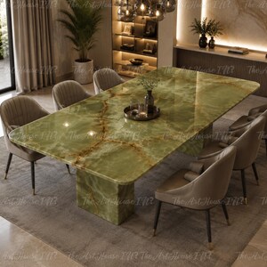 Puede incluir: Una mesa de comedor rectangular grande con una superficie de ónice verde pulido con vetas marrones prominentes, apoyada sobre una base de pedestal sólida a juego. La mesa está rodeada por seis sillas tapizadas con respaldos curvos.
