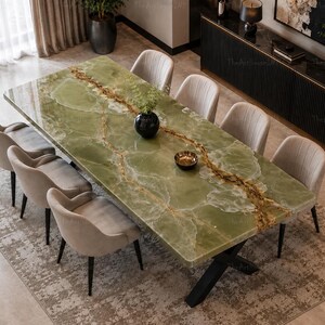 Luxe eettafel van groene onyx | Handgemaakte rechthoekige eettafel van natuursteen | Moderne marmeren eettafel | Handgemaakte eettafel van groene onyx