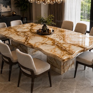 Op de afbeelding: Een grote rechthoekige eettafel met een gepolijst amberkleurig en wit marmeren blad met organische golvende randen, ondersteund door een bijpassende marmeren voet, omringd door acht gestoffeerde stoelen met donkerhouten frames.