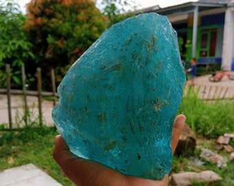 2,1 kgs perfect shape beautiful aqua blue with beautiful bubble motif inside from andara crystals
