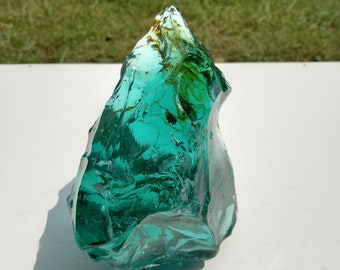 746 gr of raw andara crystal turquoise green with hair fibers yellow motif inside