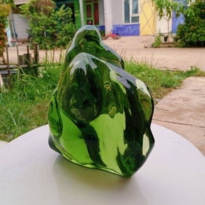 5,8 kg de lujo, fuerte, verde brillante, amarillento, hermosa y elegante forma de relieve en superficie completamente pulida de cristales de andara