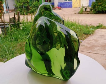 5,8 kgs luxury strong green shining yellowish beautiful elegant relief shape in full polished surface from andara crystals