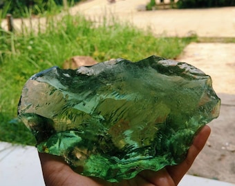 762 gr of rough andara crystal light green with motif cotton fiber