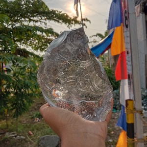 1,8 kgs of rough andara crystal clear white with motif bubbles inside image 1