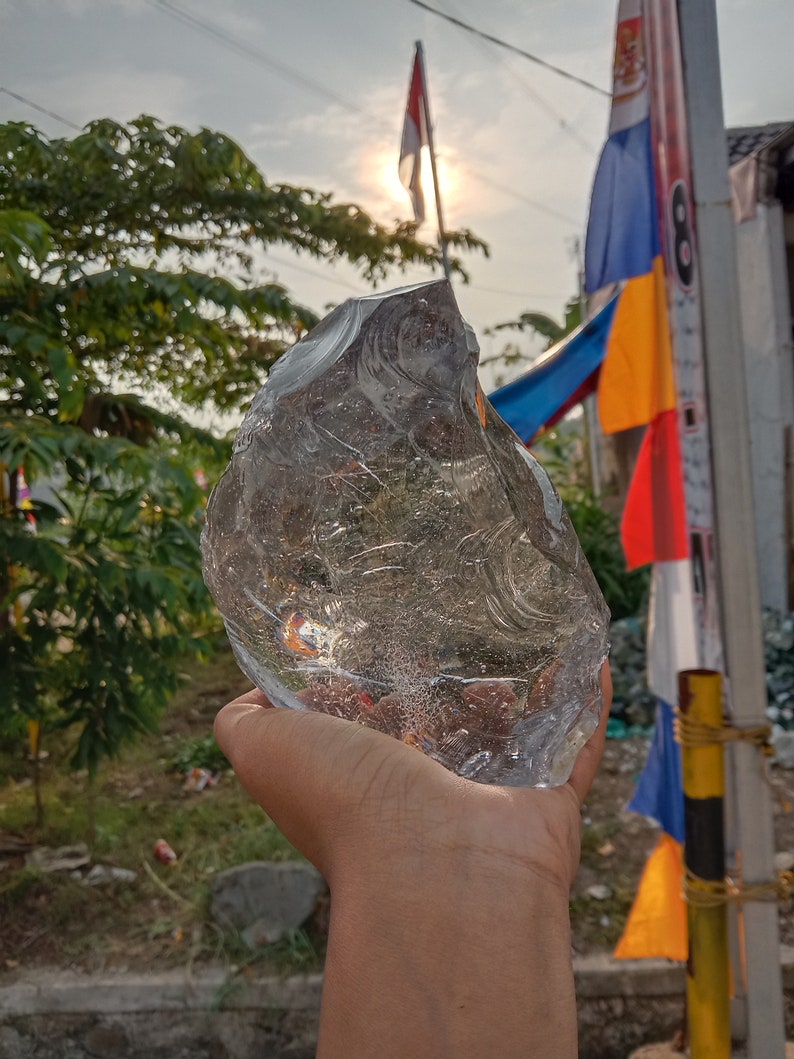 1,8 kgs of rough andara crystal clear white with motif bubbles inside image 1