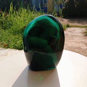 3,5 kg di splendido verde scuro con una forma unica e un&#39;aura positiva di raggi di luce, superficie completamente lucidata da cristalli di andara