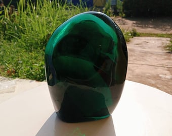 3,5 kgs beautiful dark green with a unique shape and has a positive aura of light rays full polished surface from andara crystals