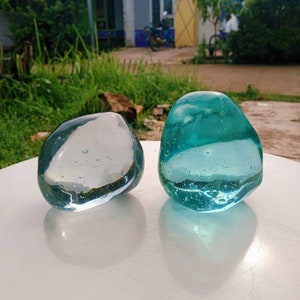 2 stuks 1830 gr natuurlijk andarakristal volledig gepolijst speciaal 2 kleuren toscagroen en grijs met bubbelsmotief en zeeschuim aan de binnenkant zeldzaam