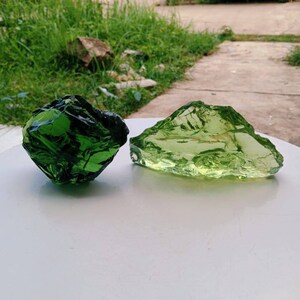 2 pcs andara crystal green emerald and yellow wish green 1098 gr of rough
