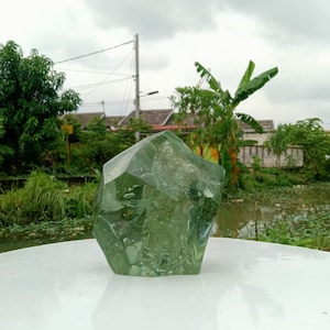 1993 gr de Hermoso Cristal Andara Pulido Verde Claro con Fibra Blanca en su Interior Raro