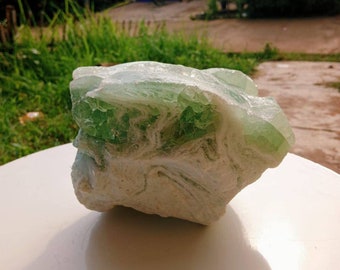 Rare limited item ! 3695 gr natural speciment two green and white colors form a beautiful and perfect motif of crystal andara