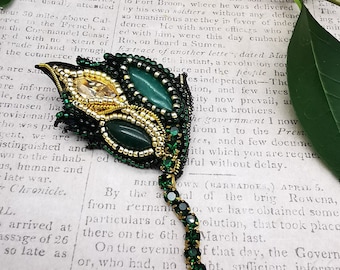 Brosch med jade och äkta Swarovski-pärlor, broderi, set med ädelstenar och kristaller