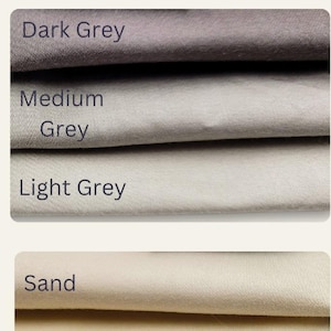 Pode incluir: Imagem mostrando amostras de tecido em várias cores e padrões. As cores incluem cinza escuro, cinza médio, cinza claro, areia, marfim, branco, azul marinho, azul claro, listra rosa e listra laranja. Também são mostrados tecidos microcheck brancos e listrados roxos brancos. O texto aconselha a mencionar as preferências de cores.