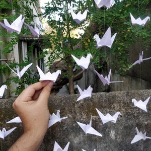 Grous de papel origami em cordas