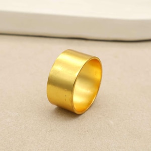 Anello a fascia placcato in oro 14k con finitura opaca, fede nuziale piatta e lucida