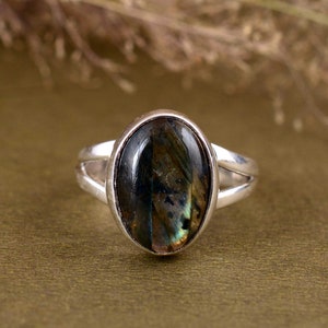 Labradorite Ring- Labradorite Gemstone Ring- oval Labradorite Ring- 925 sterling Silver Ring- Silver Labradorite Ring- Ring For Her-