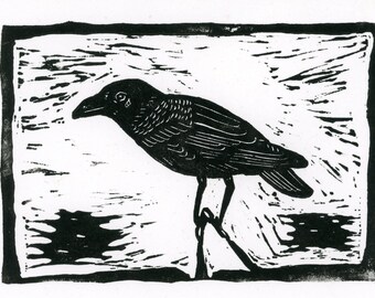 Linogravure de corbeau encadrée