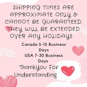 Pu&ograve; includere: Una grafica rosa chiaro con linee ondulate bianche e tre cuori rossi. Il testo recita: SHIPPING TIMES ARE APPROXIMATE ONLY & CANNOT BE GUARANTEED. THEY WILL BE EXTENDED OVER ANY HOLIDAYS. Canada 5-15 Business Days. USA 7-30 Business Days. ThankYou For Understanding.