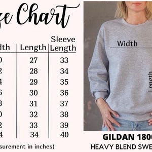 Może przedstawiać: Tabela rozmiar&oacute;w bluzy Gildan 18000 heavy blend, przedstawiająca wymiary w calach dla rozmiar&oacute;w od S do 5XL. Tabela zawiera kolumny szerokości, długości i długości rękawa oraz wizualny przewodnik na szarej bluzie.