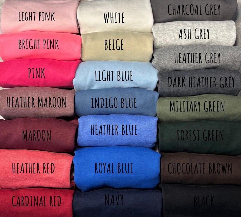 Pu&ograve; includere: Una collezione di felpe piegate disposte in una griglia, caratterizzate da una variet&agrave; di colori tra cui rosa chiaro, bianco, grigio antracite, rosa acceso, beige, grigio cenere, rosa, azzurro, grigio m&eacute;lange, bordeaux, blu indaco, grigio scuro, bordeaux m&eacute;lange, blu m&eacute;lange, verde militare, bordeaux, verde bosco, rosso m&eacute;lange, blu reale, marrone cioccolato, rosso cardinale, blu navy e nero.