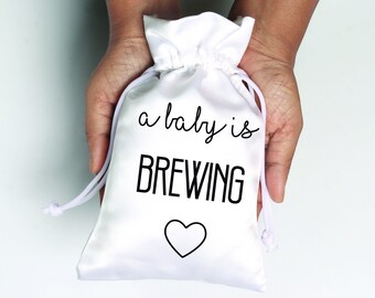 Baby Shower Favor Bags / Satin Favor Bags / A Baby Is Brewing Satin Favor Bag / Drawstring Pouch Grazie Gift Bag - Set di 10 Gift Bag
