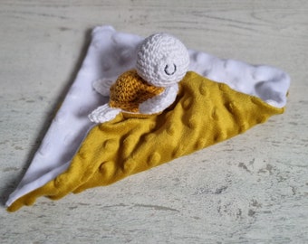 Bola dekbed, platte dekbed, minky dekbed, schildpad dekbed, mosterd, babycadeau