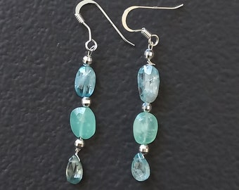 Boucles d oreilles en pierres naturelles de chrysoprases vertes de zircons bleues. Boucles d'oreilles pour femme.