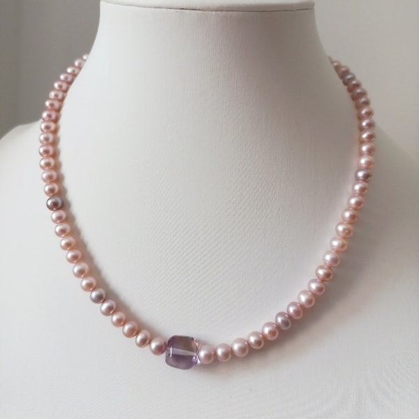 Collier de perles nacrées roses pâles forme régulières, pierre centrale amétrine rose. Collier pour femme.