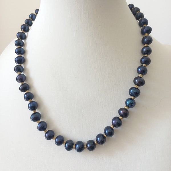 Collier de perles naturelles de cultures noires, mousqueton en bronze. Collier pour femme ou homme