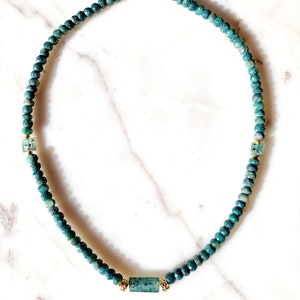 Halskette aus natürlichem grünem Smaragd und grünem Kyanit. Damenhalskette. Halskette im Boho-Stil; Edelsteine.