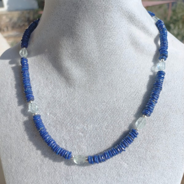 Collier de pierres naturelles de lapis-lazulis bleu roi, aigues marines bleues claires transparente. Collier bohème, cadeau pour femme