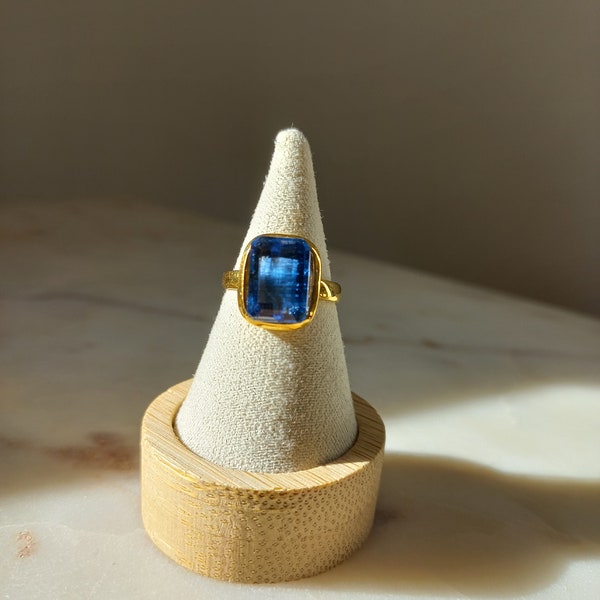 Bague avec pierre naturelle Kyanite bleue ajustable, réglable en argent plaqué or. Cadeau pour elle.