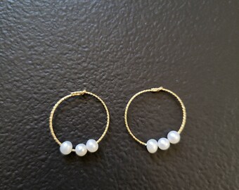 Creole earrings with natural white cultured pearls. Gold-plated creole.