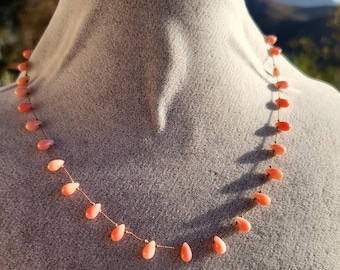 Zarte, minimalistische Halskette aus rosafarbenen Briolette-Bambuskorallenperlen in Tropfenform, gefertigt aus Perlen an einem Seidenfaden. Damenkette.