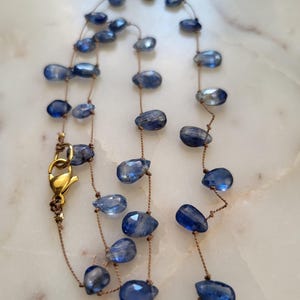 Collar minimalista con piedras de cianita azul natural. Collar de piedra anudada, delicado y flexible. imagen 1