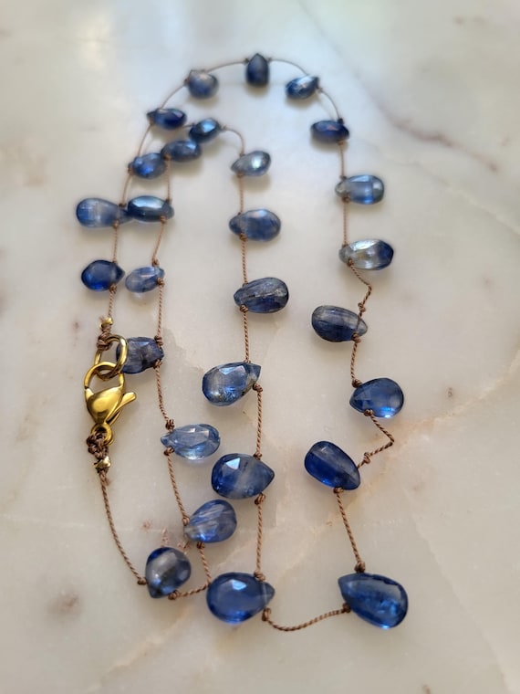 Collier minimaliste, pierres naturelles de kyanites bleu Collier pierres nouées, fin délicat, collier souple.