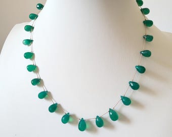 Teardrop-shaped necklace of natural green onyx stones, knotted with silk thread. Delicate, very fine, minimalist necklace.