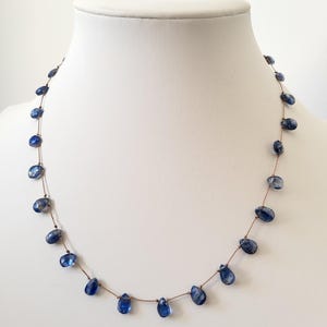 Collar minimalista con piedras de cianita azul natural. Collar de piedra anudada, delicado y flexible. imagen 4