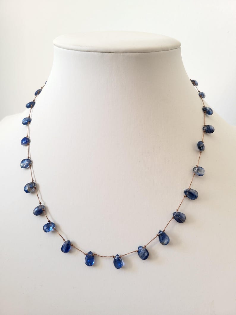 Collar minimalista con piedras de cianita azul natural. Collar de piedra anudada, delicado y flexible. imagen 4