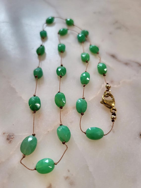 Collier de pierres naturelles de chrysoprases vertes forme ovale, pierres nouées par un fil de soie. Collier délicat  très fin minimaliste.