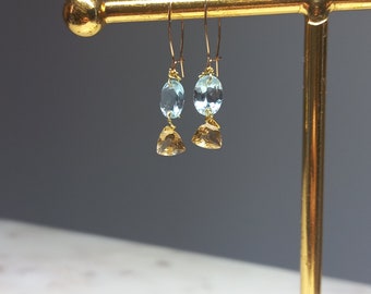 Brincos de argola em ouro laminado com topázio azul e citrino amarelo naturais. Pingente em pedra natural.