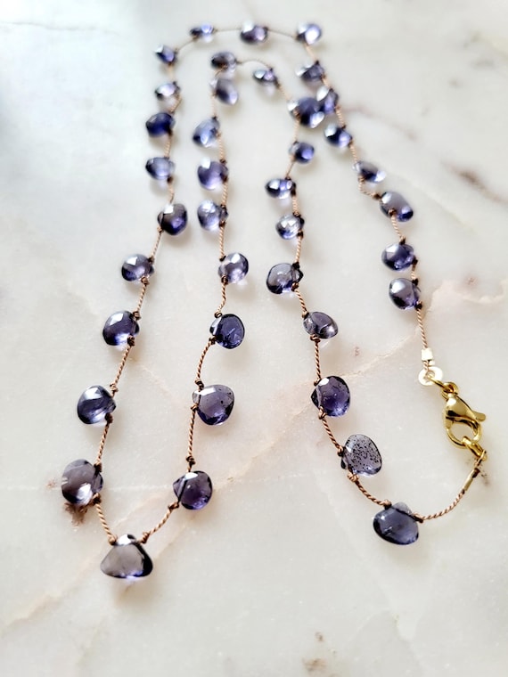 Collier de pierres naturelles de iolites bleu gris sur fil de soie, petite poire. Collier pour femme, collier fin minimaliste délicat.