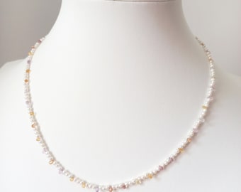 Collar de perlas naturales blancas nacaradas de 2MM, y gota de zafiros rosas, naranjas y amarillos, collar fino y minimalista para mujer.